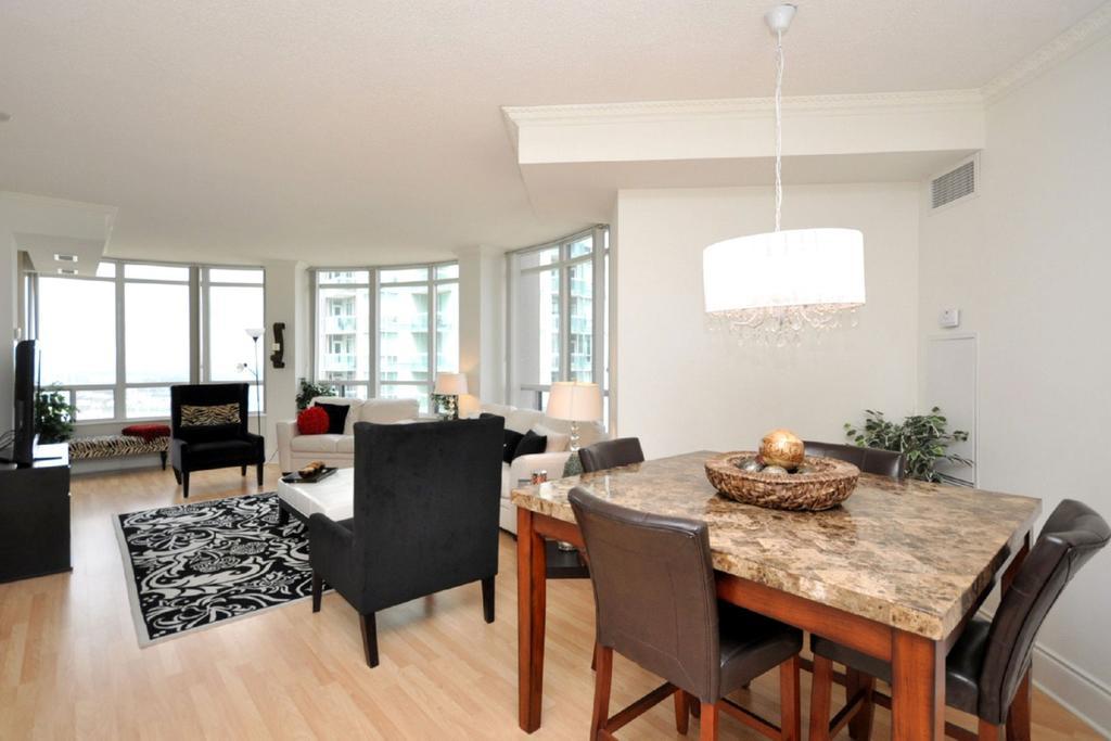 מיסיסאוגה Napa Furnished Rental Apartments Square One חדר תמונה