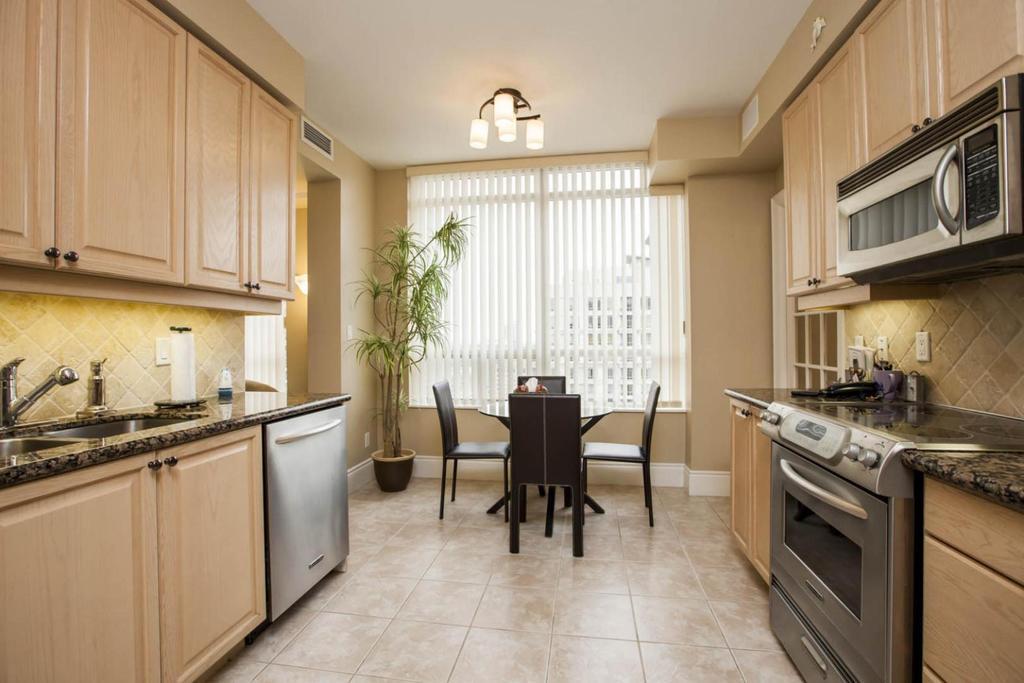 מיסיסאוגה Napa Furnished Rental Apartments Square One חדר תמונה