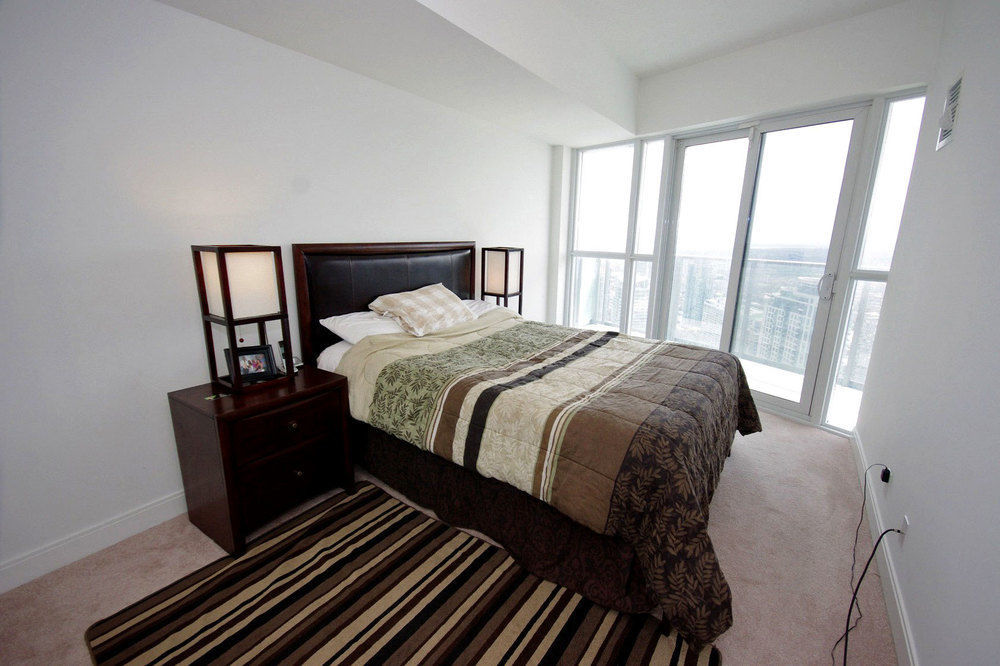 מיסיסאוגה Napa Furnished Rental Apartments Square One מראה חיצוני תמונה