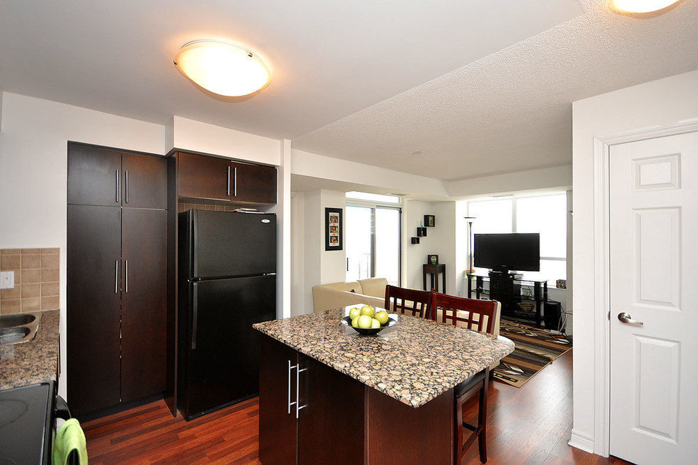 מיסיסאוגה Napa Furnished Rental Apartments Square One מראה חיצוני תמונה